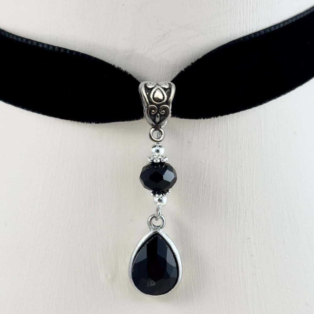 Retro Victorian Velvet Choker Black Waterdrop-shaped Crystal Pendant Necklace for Women Halloween Goth Party Jewelry Accessories