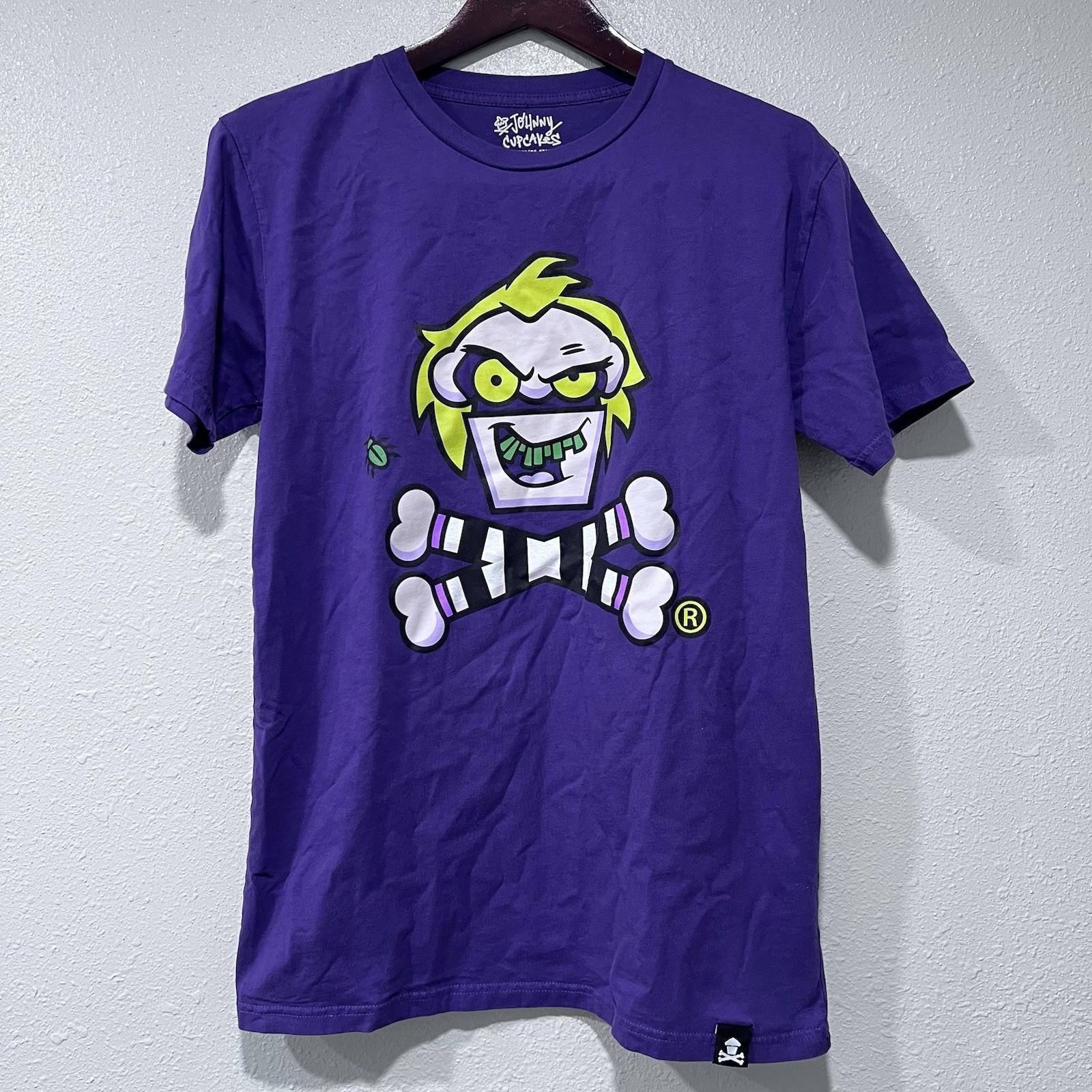 Футболка с графическим принтом Johnny Cupcakes Фиолетовый Жук Череп и Кости Жук-Джус Размер Medium S разноцветный