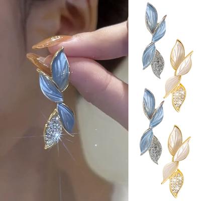 Elegante und vielseitige Blattohrringe mit funkelnden Diamanten und langen Blättern, geeignet für Damen mit leichten Luxusohrringen