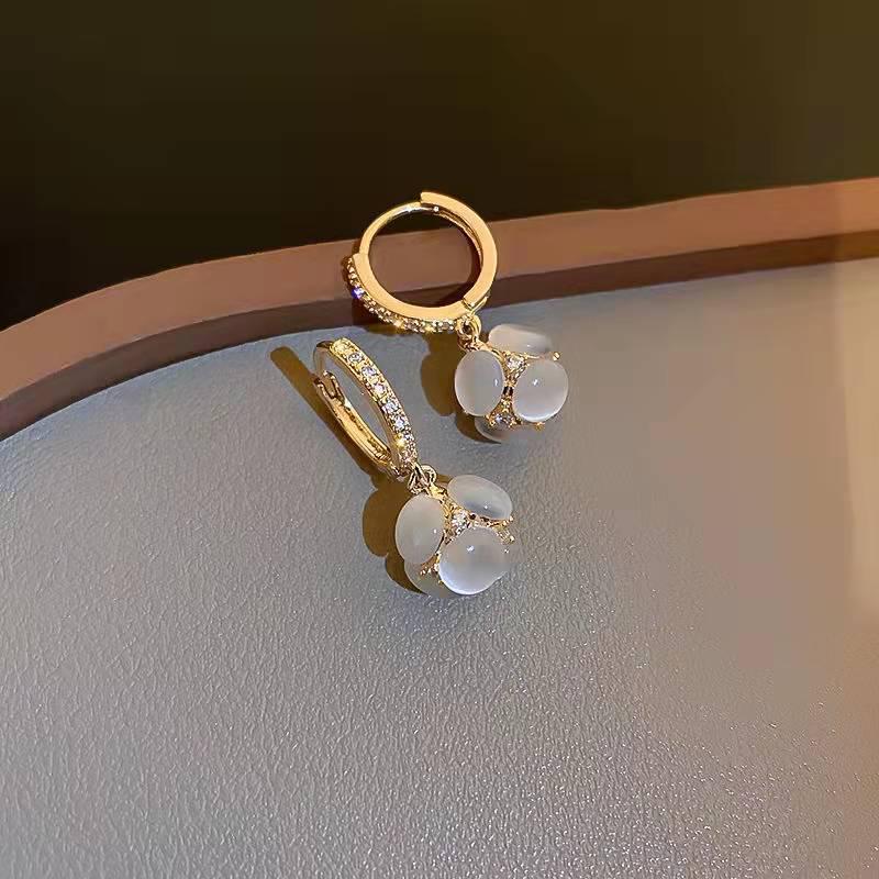 Dongdaemun Cat's Eye Diamond Hydrangea Gentle Lady Geometric Earrings