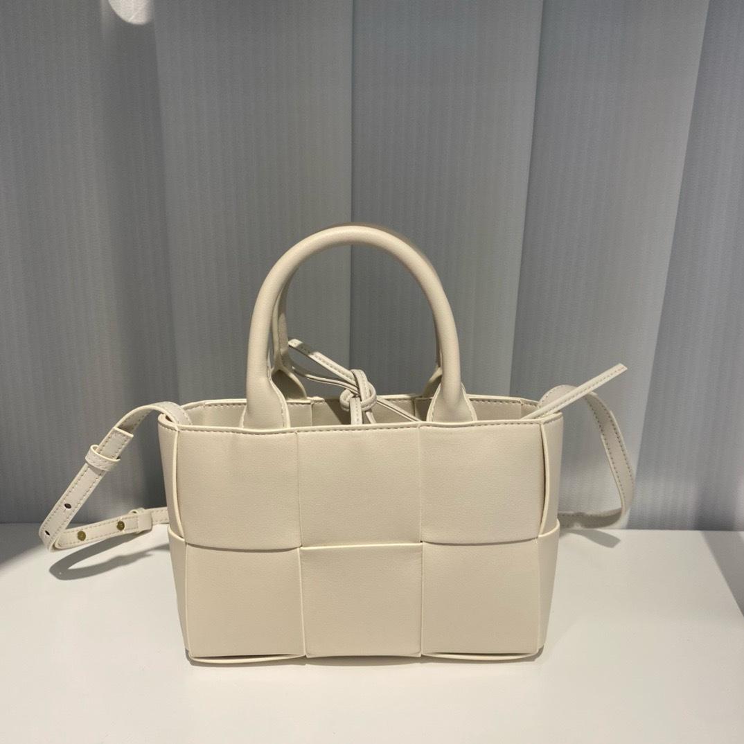 

Women s bag 2024 woven vegetable basket bag shoulder messenger bag large capacity small square bag mother bag versatile portable 25x16x8cm