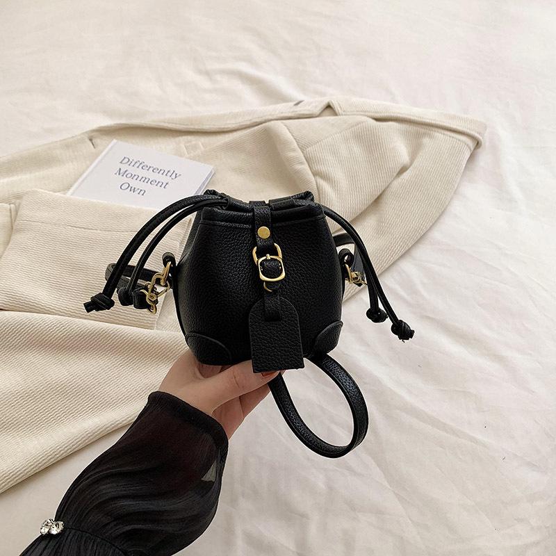 

Корейская версия детских сумок, модные женские сумки-ведра через плечо, универсальные сумки-аксессуары для маленьких девочек в иностранном стиле, сумки для смены подгузников для младенцев чёрный