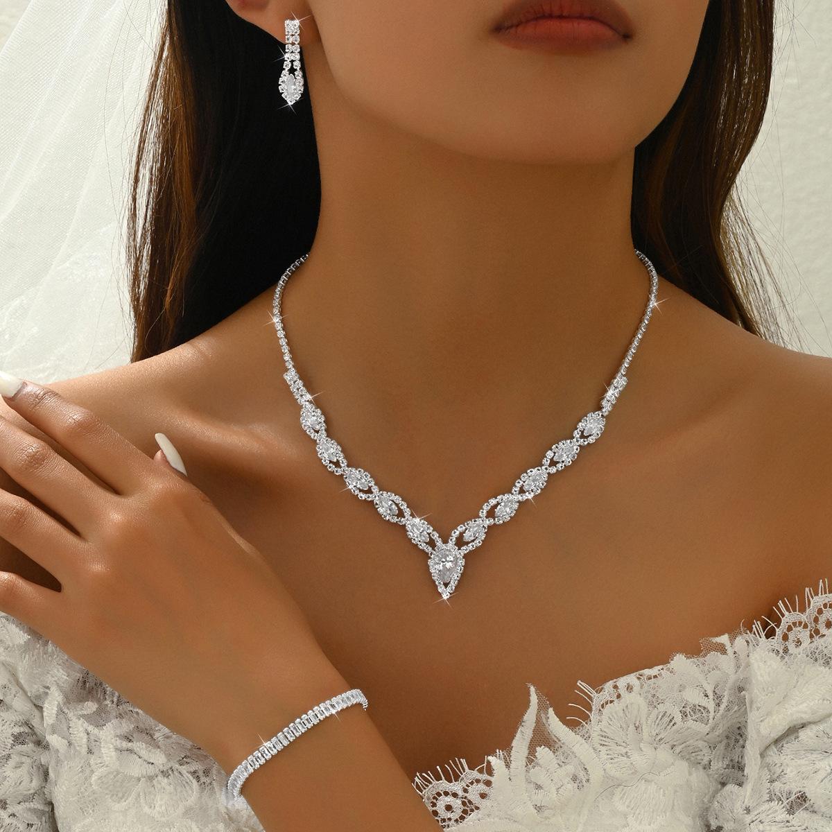 

Luxury Zircon Jewelry Set: Retro Clavicle Chain & Necklace