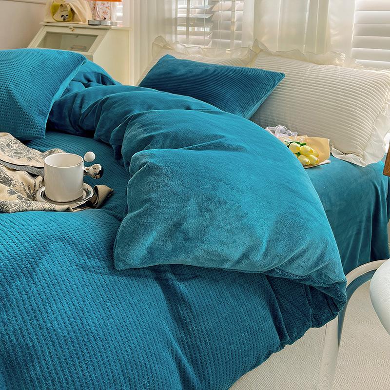 

Однотонный молочный бархатный комплект из четырех предметов, утолщенное вафельное коралловое бархатное покрывало, пододеяльник, фланелевое постельное белье 1.8M(4pcs)