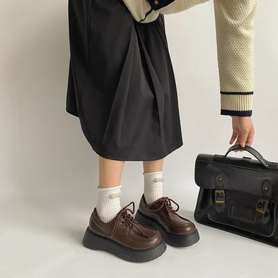 Apaļas galvas mazas ādas kurpes sieviešu 2025. gada pavasara jauna modes tendence retro britu stila siksniņas, paaugstinot meitenes vienvietīgās kurpes