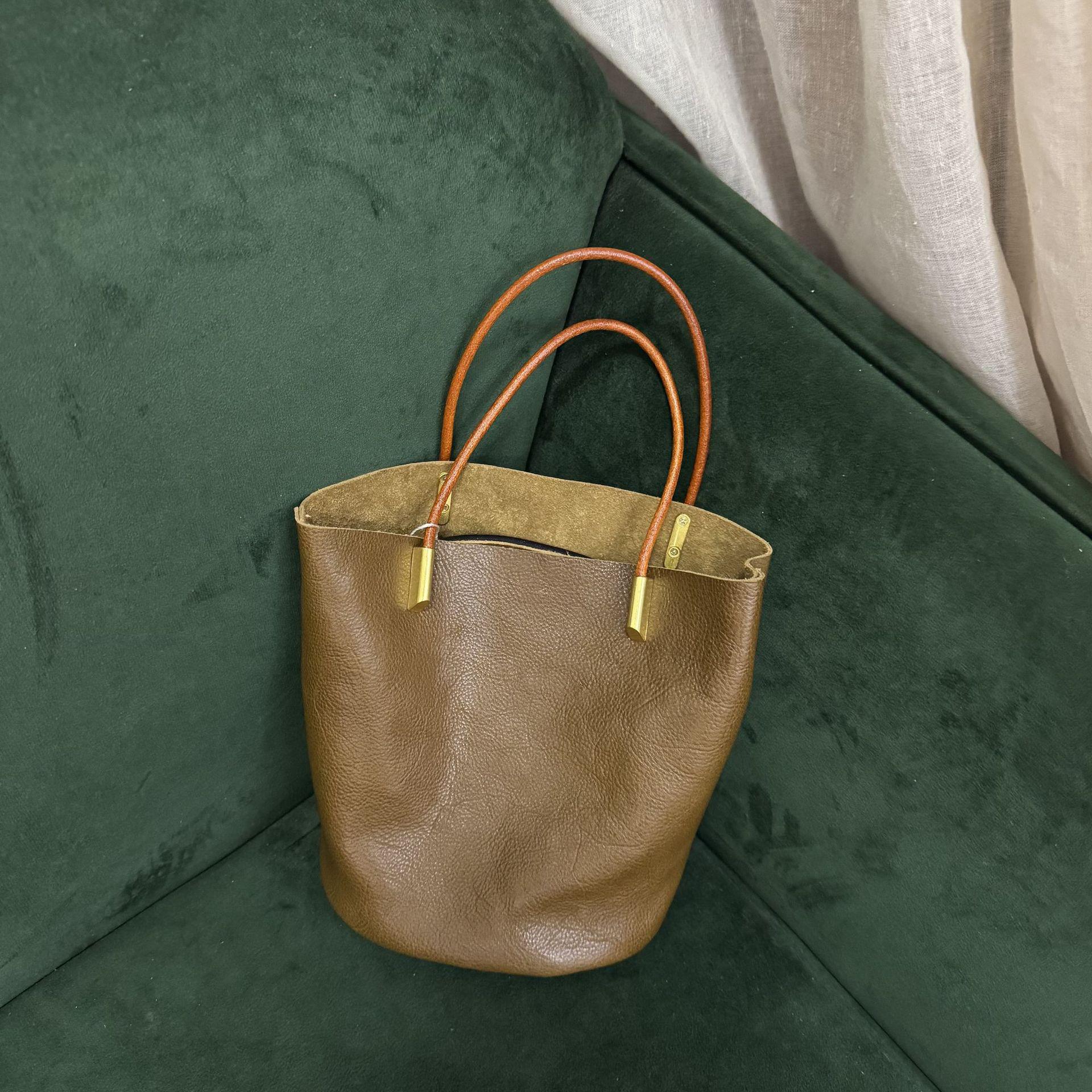 

Винтажная сумка-ведро из натуральной кожи: Женская плечевая сумка из коровьей кожи растительного дубления большой вместимости Base 16 x Height 19 x Opening Width 23 темные хаки