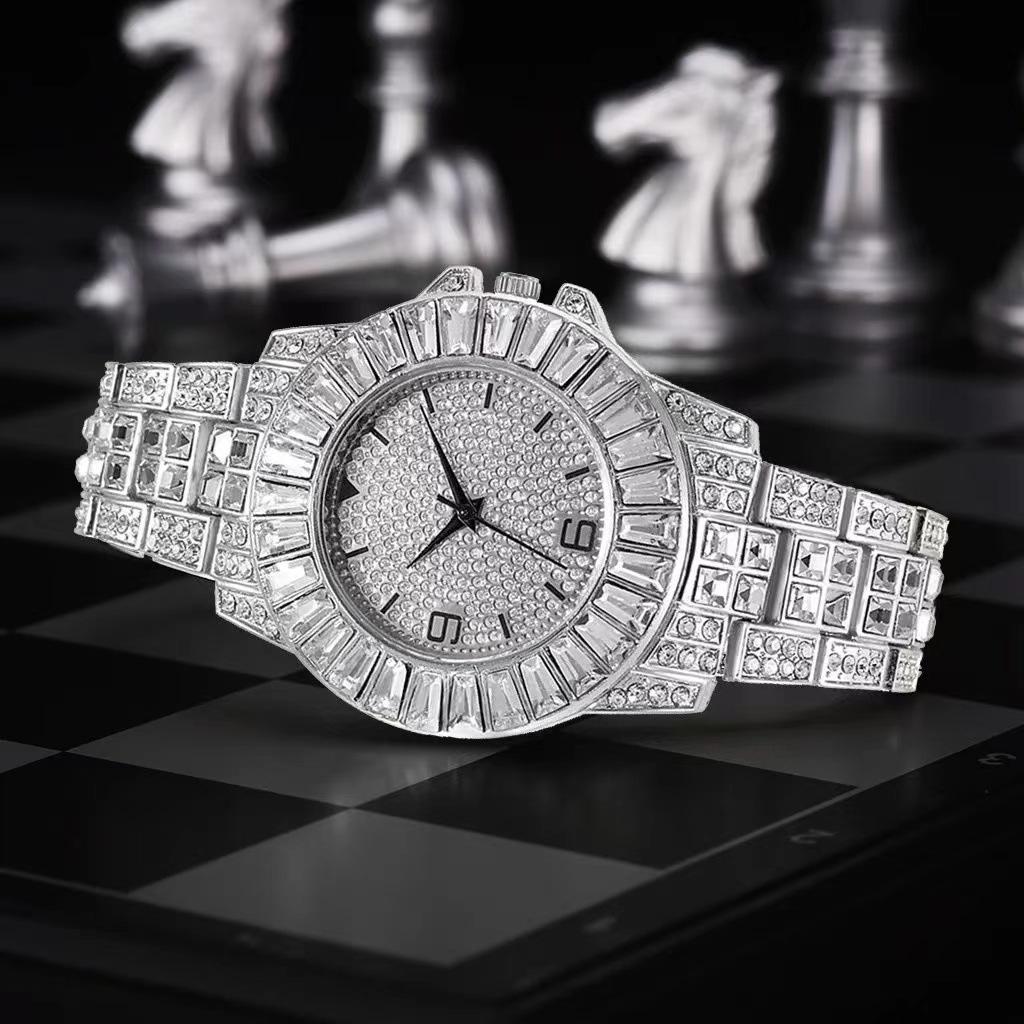 

Women s Quartz Wristwatch: Fashionable, Diamond-Studded Design золотой