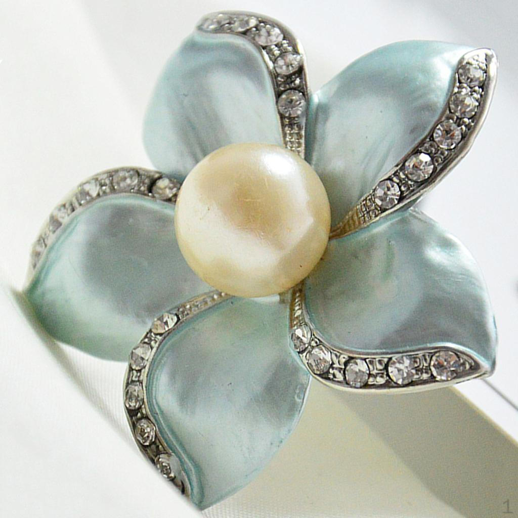 

Квіткова брошка-бутоньєрка світло-синій колір