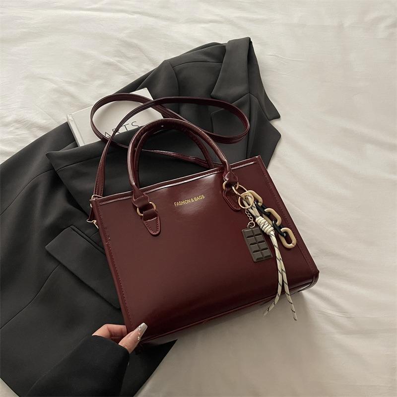 

Simple and fashionable large-capacity portable large bag women s popular fashion casual shoulder bag tote commuter women s bag червоний