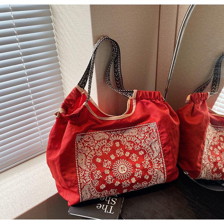 

Trendy handheld cloth bag women s large-capacity waterproof silk cloth embroidery tote bag personalized pattern lightweight shoulder bag 44*9*37 красный