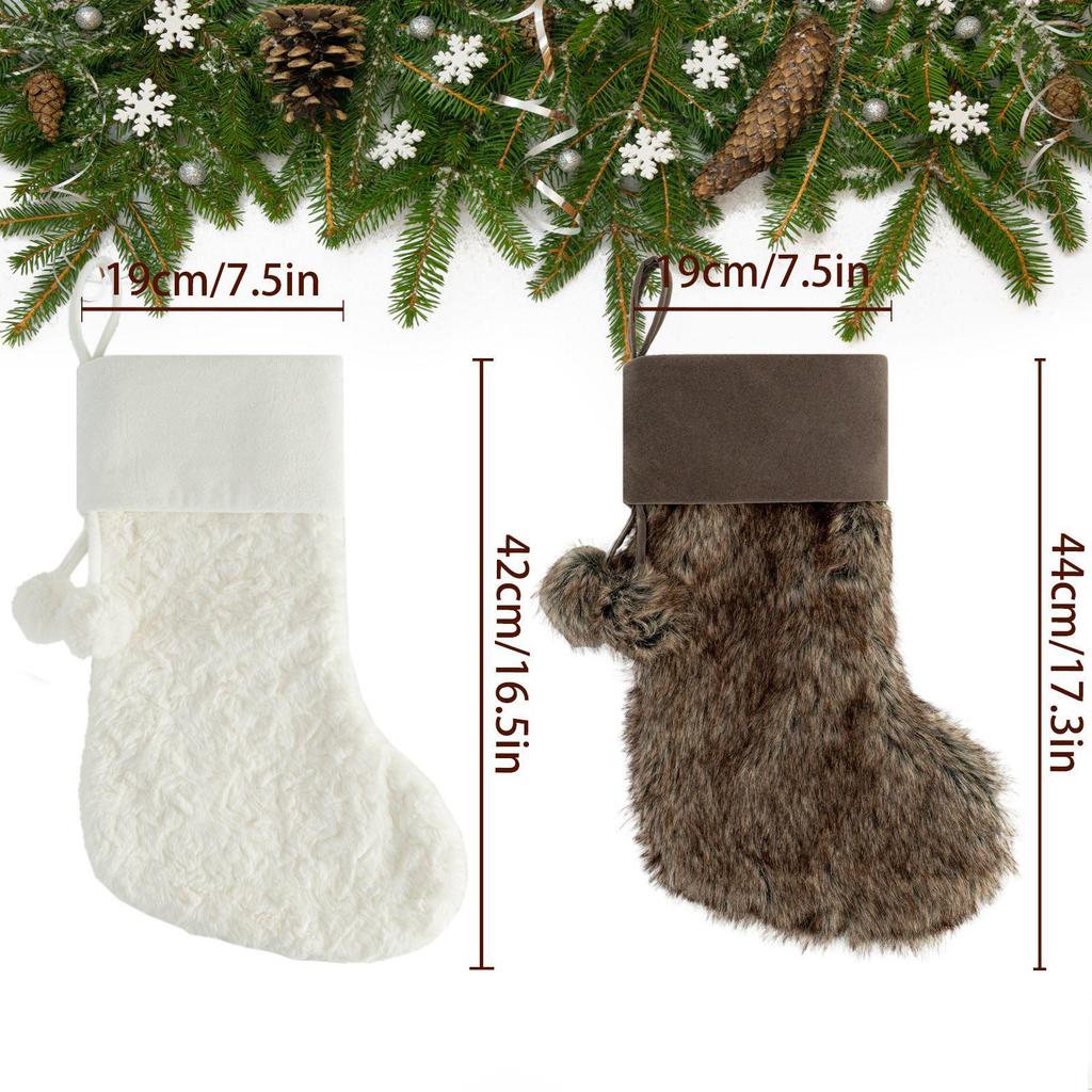 Plüsch-Bommel-Weihnachtsstrümpfe mit Baum-Ornamenten