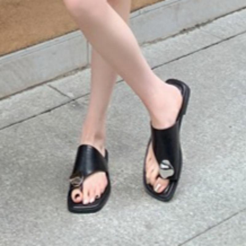 New Style of Fashionable Open-toe Slippers for Wearing Outside with A Soft Sole and A Versatile Design, Suitable for Casual Wear