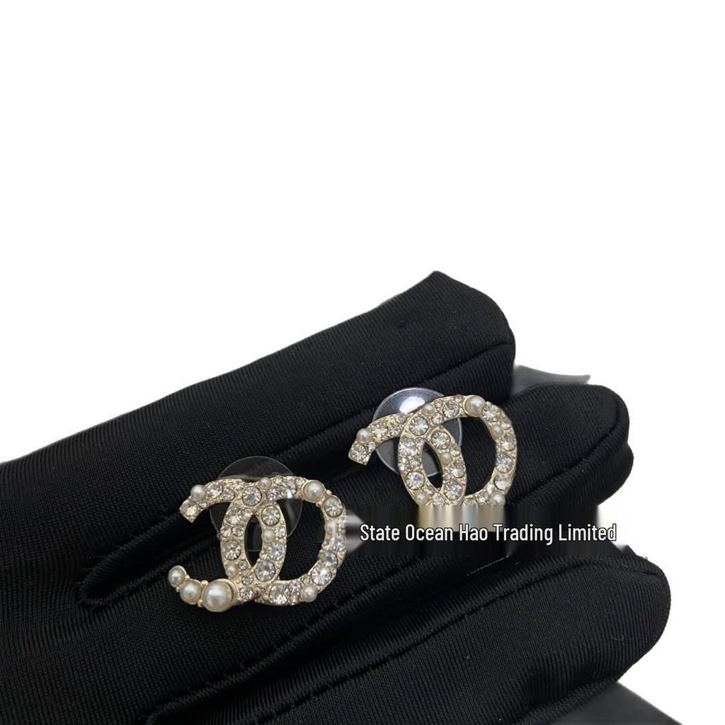 Seiko Hochwertige Doppel C Perlen- und Diamant-Steckohrringe für Damen