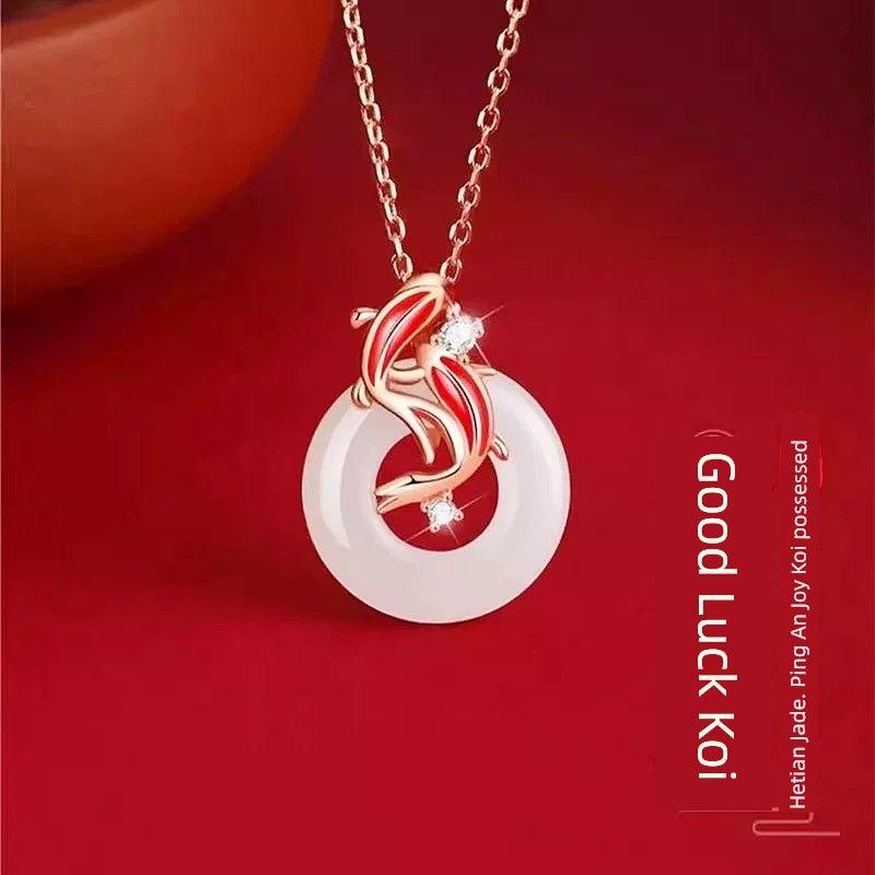 

Браслет-ожерелье из стерлингового серебра 925 пробы с нефритом Хетиан и пряжкой «Мир» в виде монеты, женский дизайнерский браслет в нишевом стиле, доступная роскошь, китайский тренд Hetian Jade koi necklace + peace card