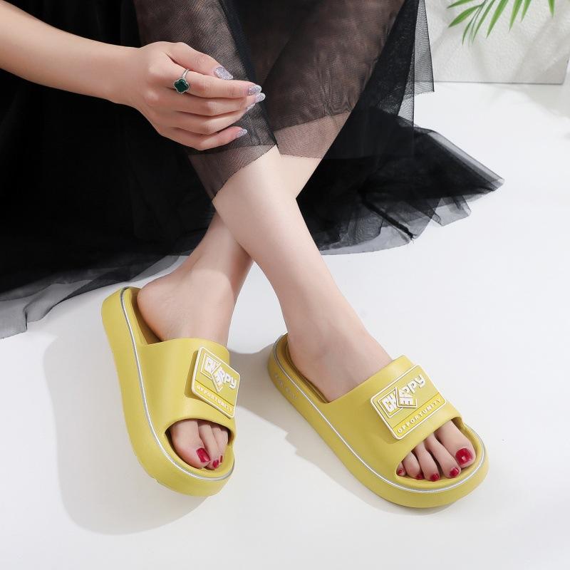 New non-slip slippers are comfortable to wear outdoors at home, lightweight thick-bottomed cool slippers
