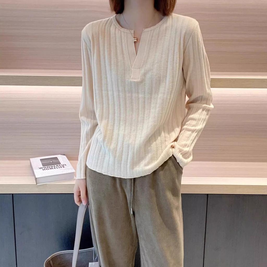 French Retro V-neck Knitted Sweater for Women In Autumn and Winter Slim Fit Long Sleeved Base Shirt for Outerwear