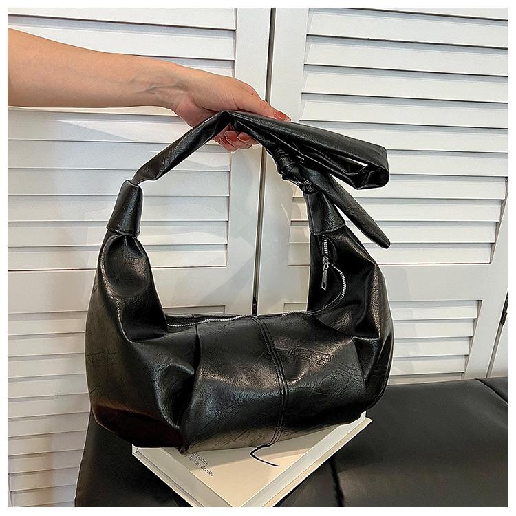 

Глянцевая сумка женская новая ленивый ветер плиссированная сумка-пельмень большая вместимость трендовая на одно плечо через плечо чёрный