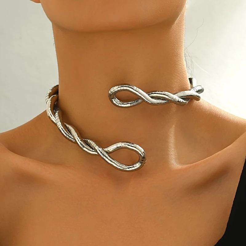 Punk hip-hop metal wind snake bone can be wrapped around the collar at will, and the personality is exaggerated and trendy.