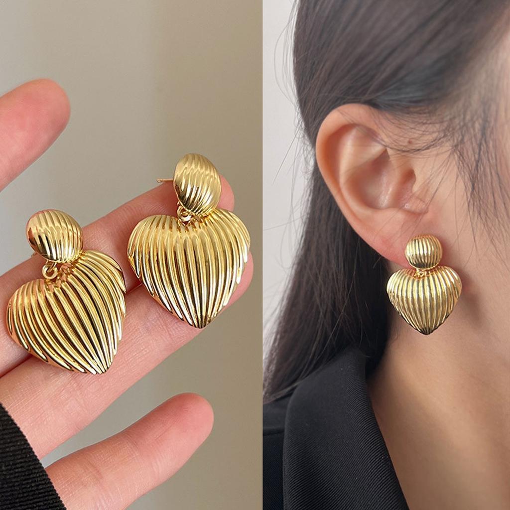 Round love pattern stud earrings, simple trend cold wind earrings, European and American high-end earrings