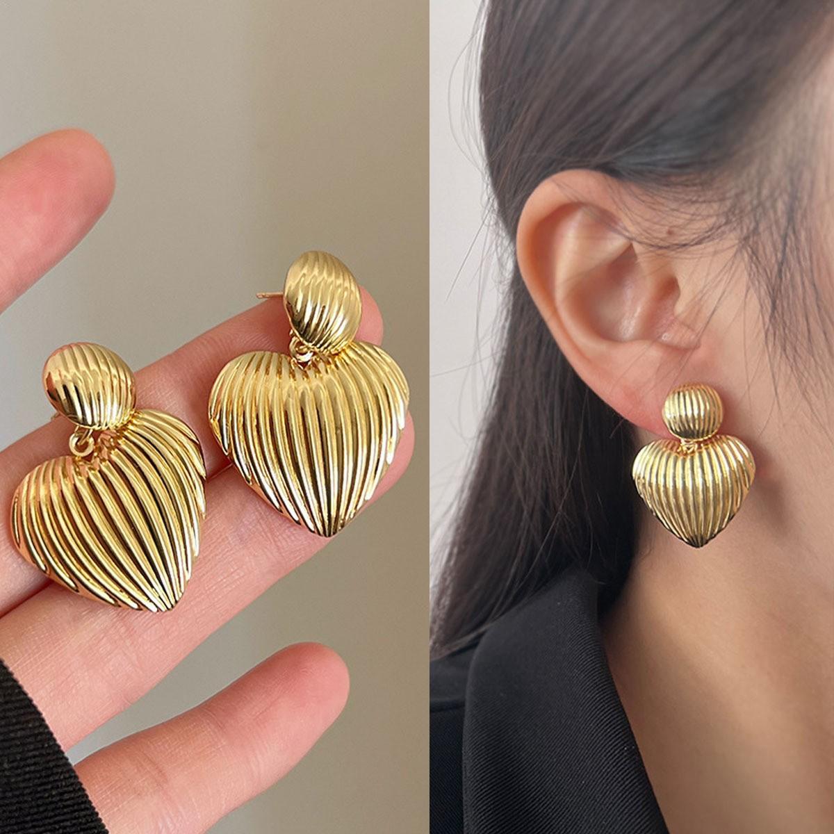 Round love pattern stud earrings, simple trend cold wind earrings, European and American high-end earrings