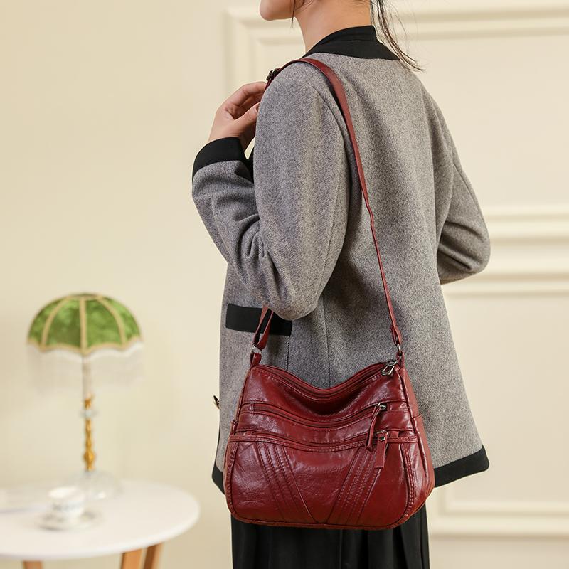 Damska skórzana torba dla matki w średnim wieku. Torba na ramię typu crossbody. Torba z wieloma kieszeniami