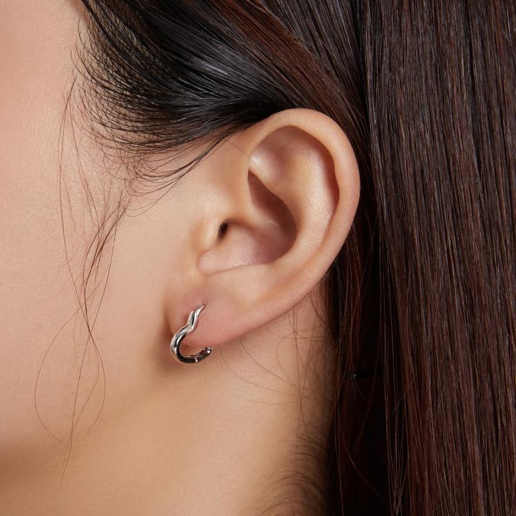 S925 Sterlingsilber Herzförmige Hohl-Ohrstecker Damenohrringe