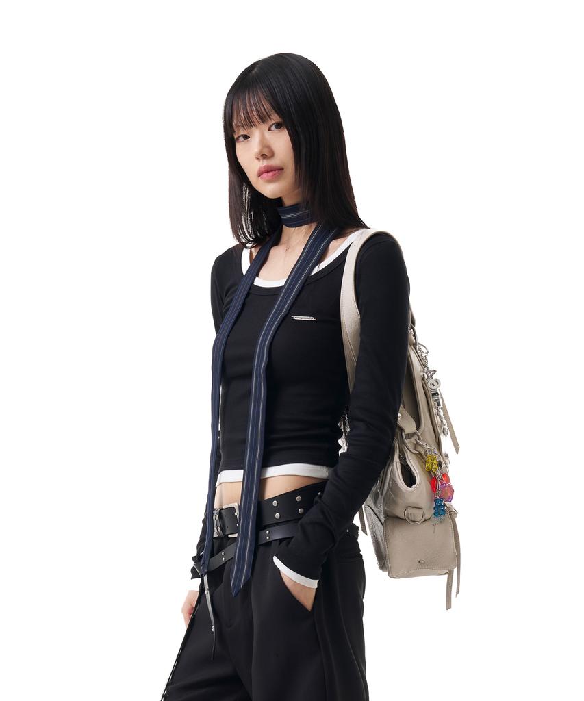 IUGAMAKARAS U-Neck Fitted Top (Black)
