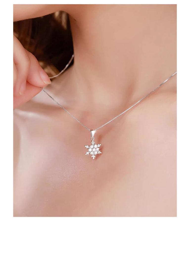 Elegant Snowflake Necklace for Women - Luxurious Ice Flower Pendant, Perfect Christmas Gift for Girlfriend.