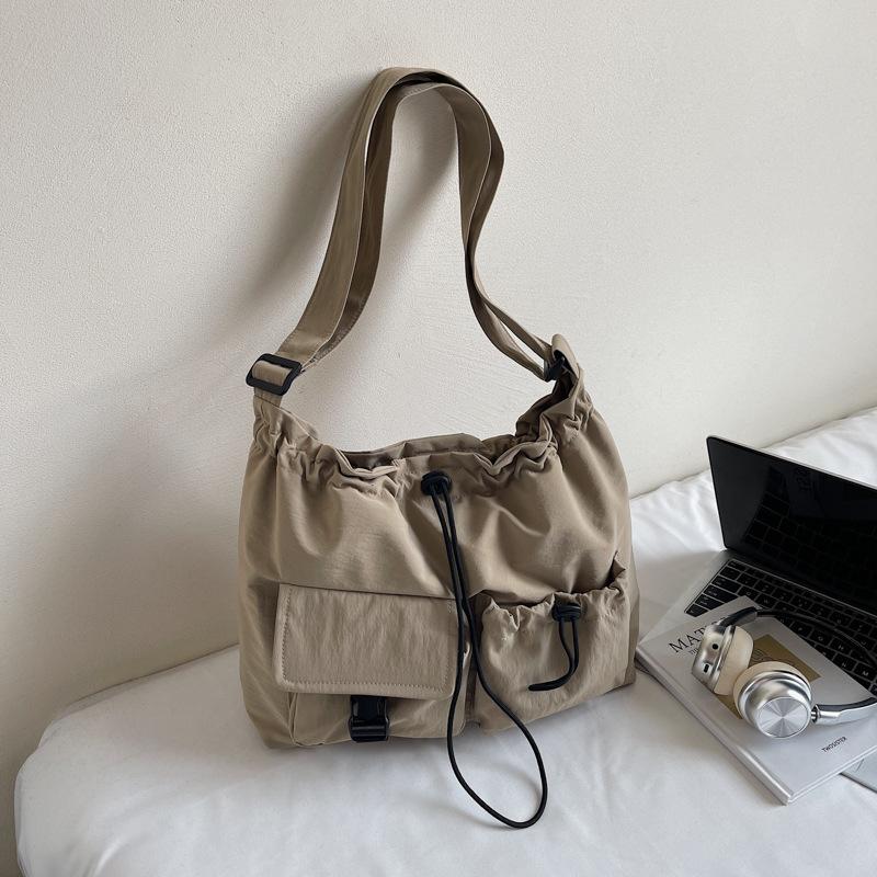 

Large capacity waterproof nylon cloth drawstring shoulder bag 2025 new travel leisure fashion tote bag