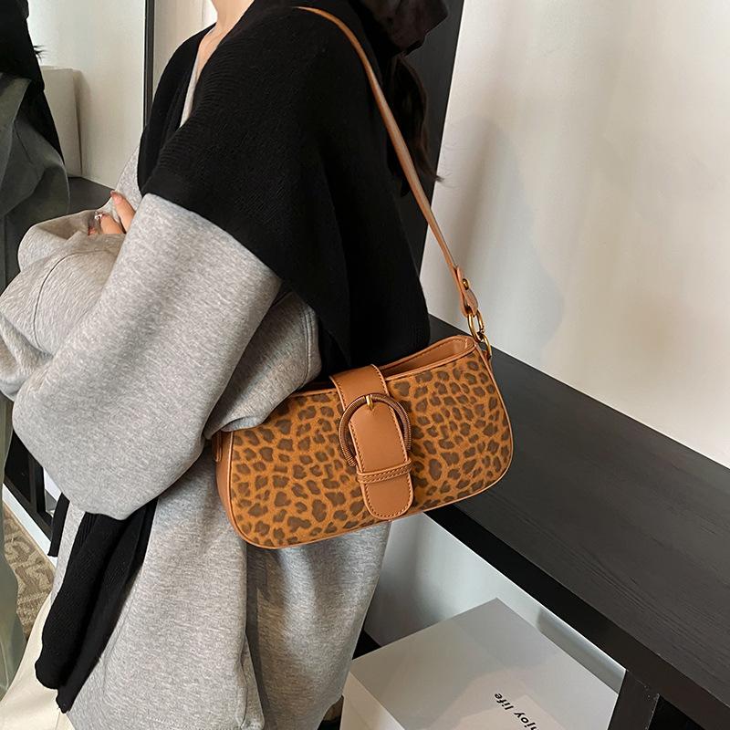 Underarm bag women's 2025 new trendy high-end autumn and winter retro shoulder bag super fire commuter messenger small square bag