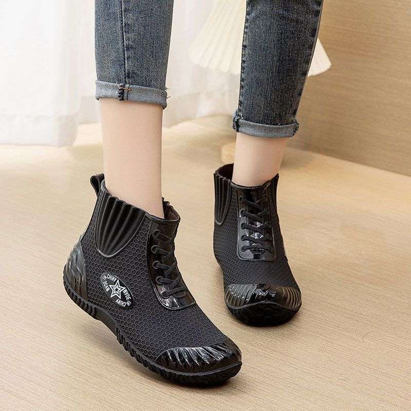 

Носите водонепроницаемые и нескользящие резиновые сапоги средней длины для взрослых, женские резиновые туфли на мягкой подошве в дождливые дни. 11