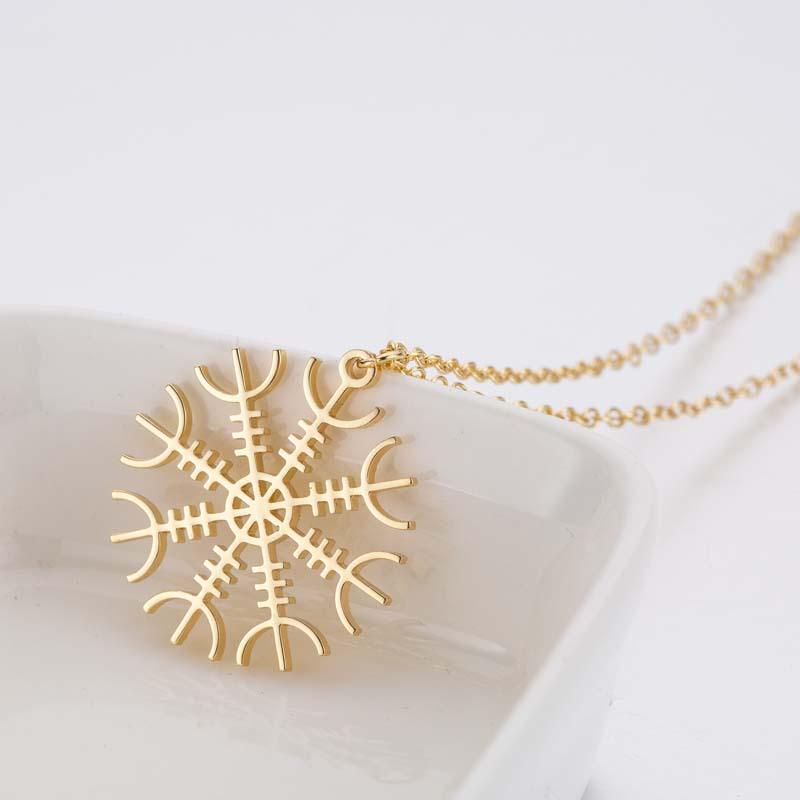 Women's Japanese & Korean-Style Snowflake Pendant Necklace - Stainless Steel Clavicle Chain, Simple Christmas Fashion Accessory.