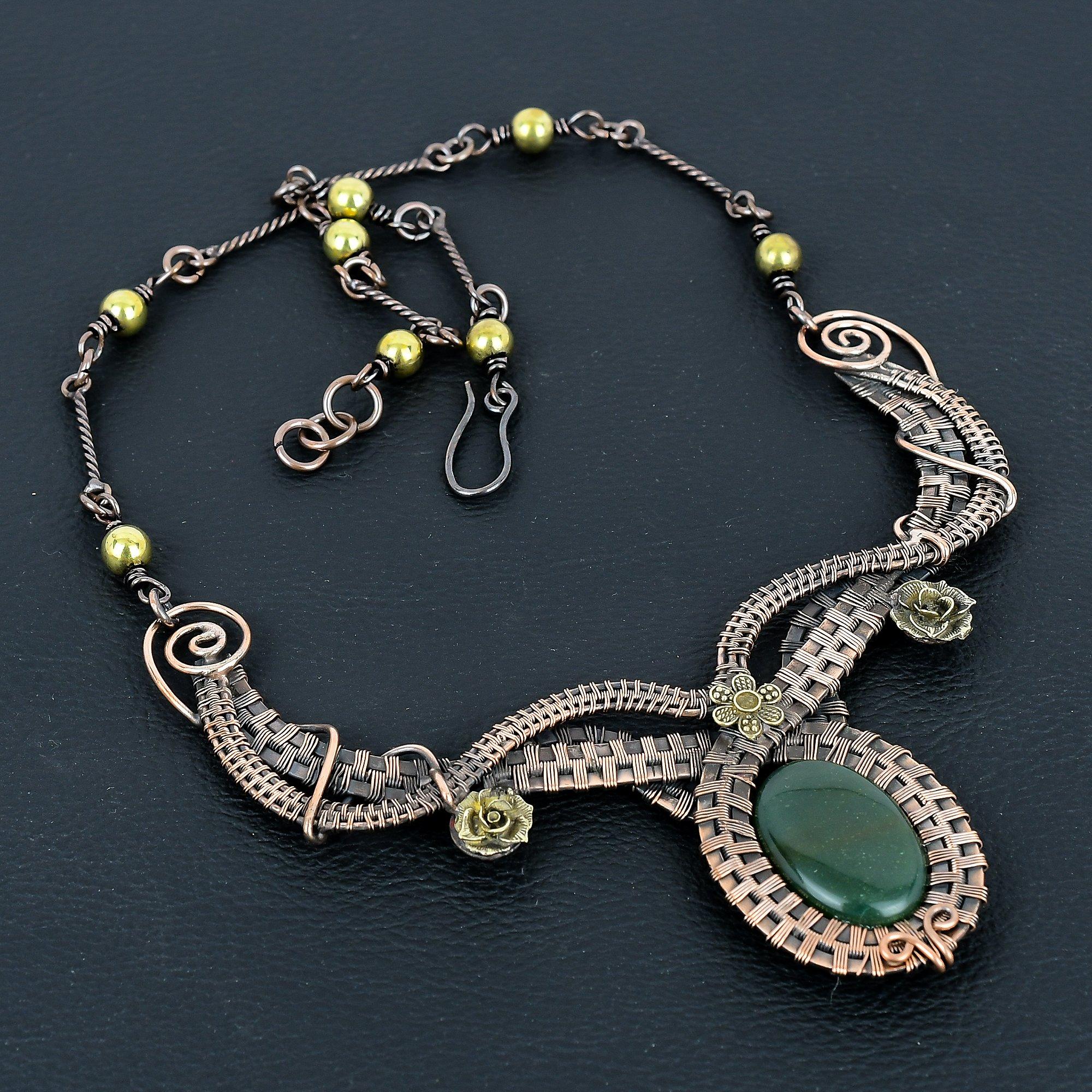 

Ожерелье ручной работы из зеленого нефрита и селенита, обернутое медной проволокой 999 пробы, с регулируемой цепочкой. Изящное украшение ко Дню памяти.