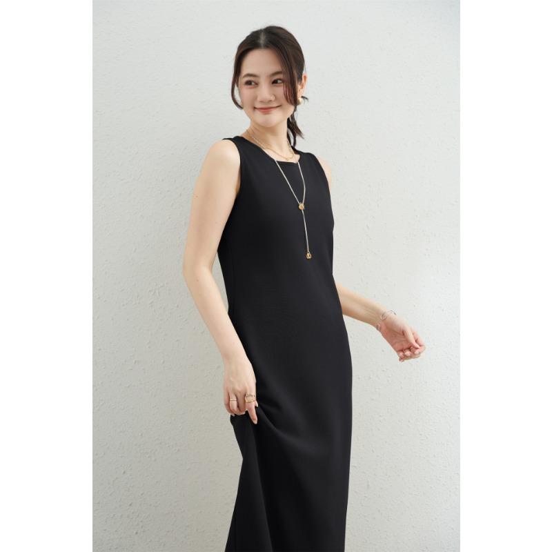 A New Japanese Summer Dress with A Knitted Base Layer for A Petite Woman, A Sleeveless Halter Dress