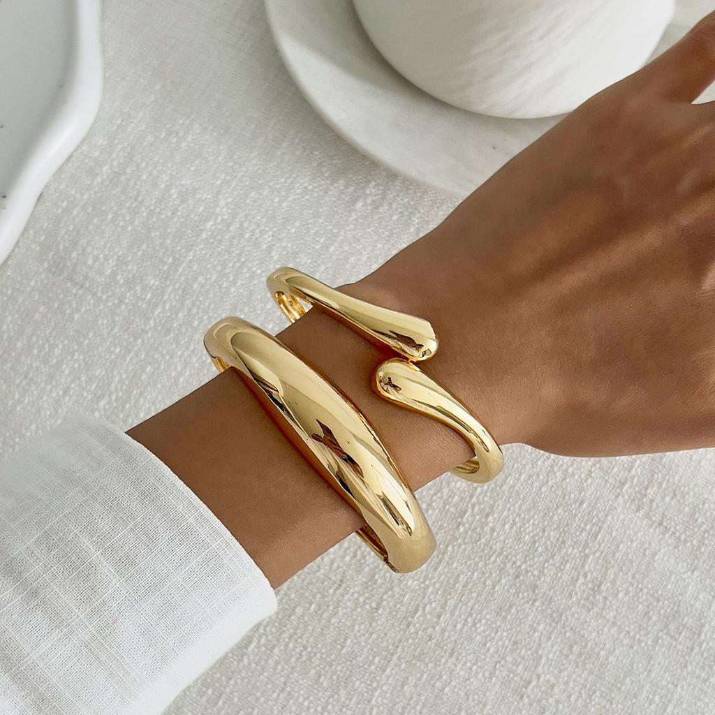 Fashion Water Drop Hug Spring Buckle Bracelet, Simple Metal Texture Glossy Open Bracelet For Women