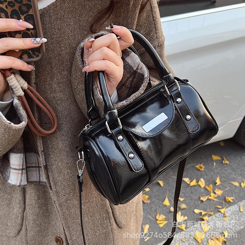 Going Out Handbag 2025 Autumn and Winter New Niche Design Boston Pillow Bag Fashion Crossbody Foreign Style Shoulder Bag