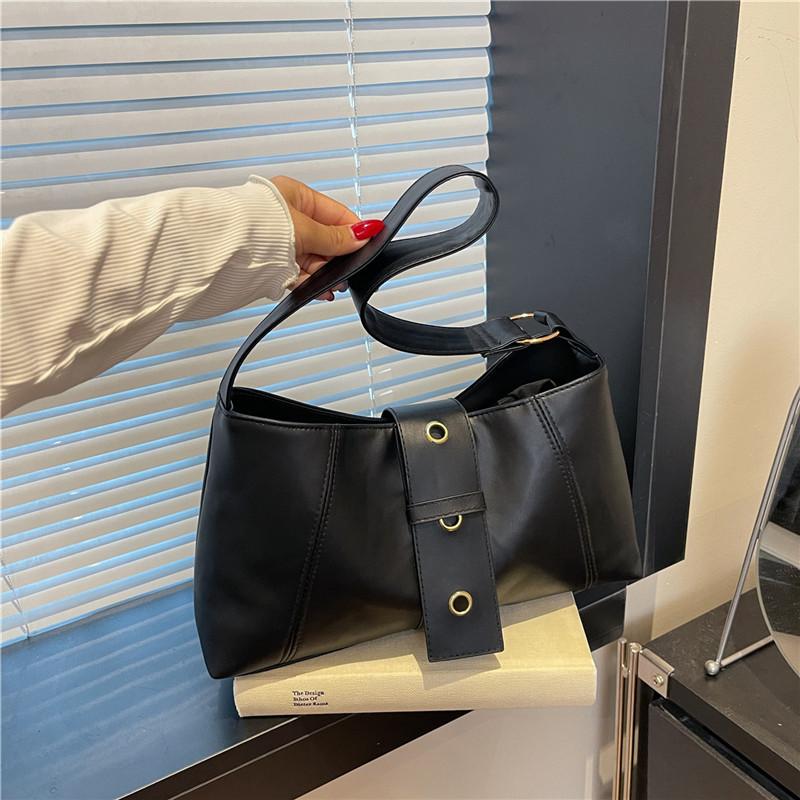 

White foreign style advanced texture niche personality autumn new small square bag women s versatile trend casual shoulder bag чёрный