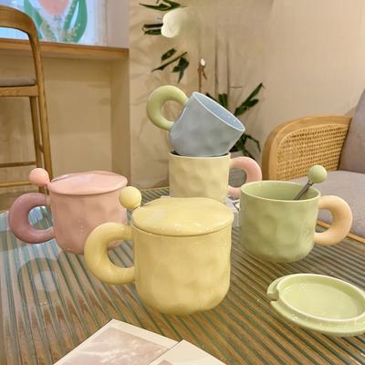 Becher im cremigen Stil mit hohem Wert, mit Deckel und Löffel für Geburtstagsgeschenke für Mädchen, Wasserbecher mit großem Fassungsvermögen, Bürokeramiktasse