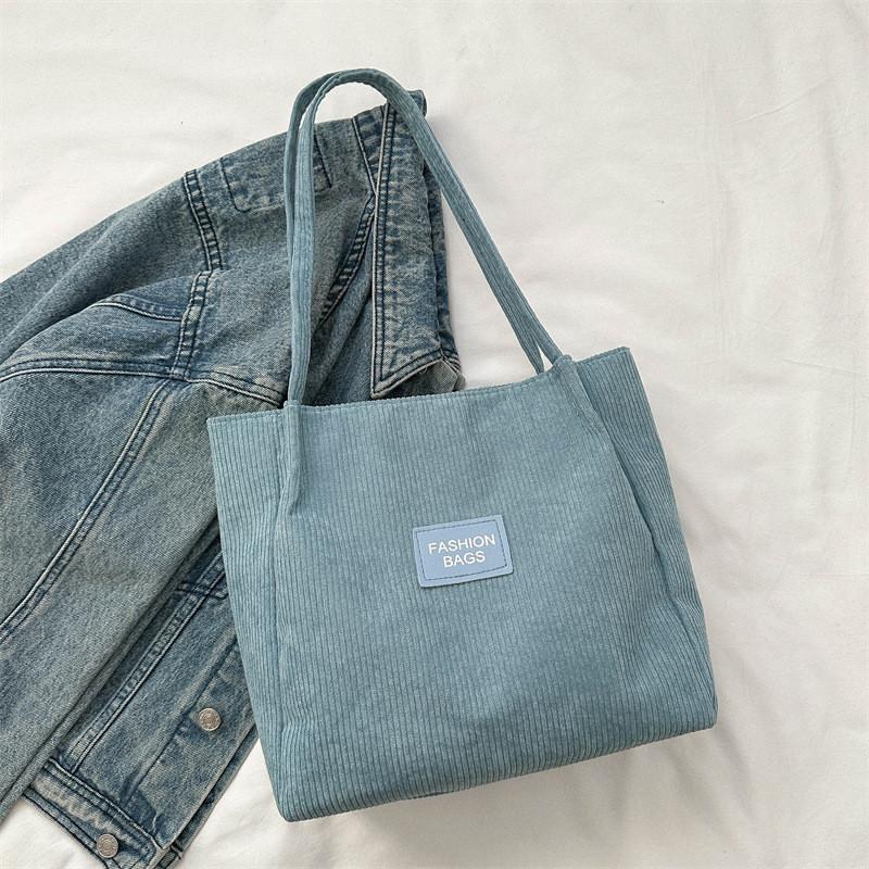 

Стильна велика сумка-тоут чорного, білого або синього кольору. Ідеально підходить для літньої моди. синій