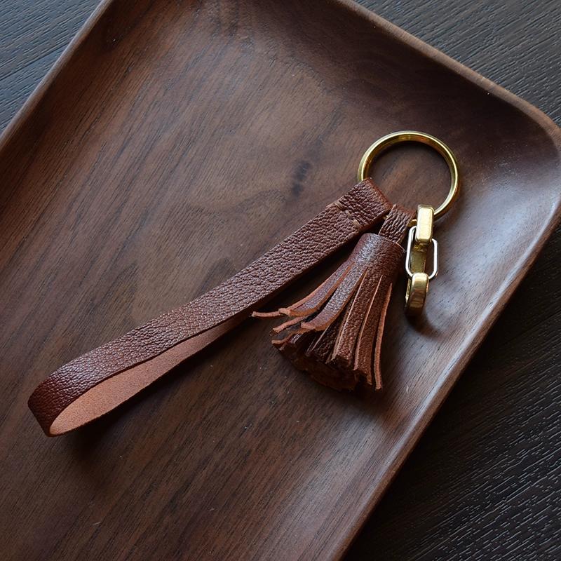 Originální francouzský kozí semišový ručně vyrobený střapec, přívěsek na klíče od auta, ozdoba dámské kabelky, zakázková dárková klíčenka.