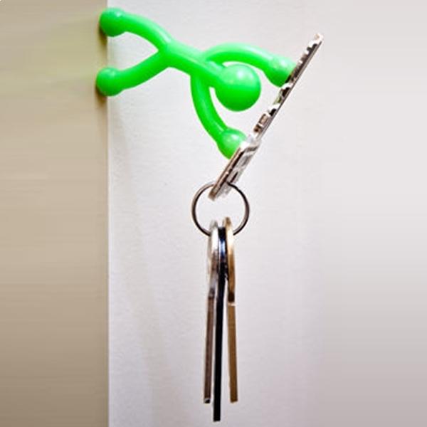 2 Flexible Figures with Magnetic Limbs for Blue and Green Keys