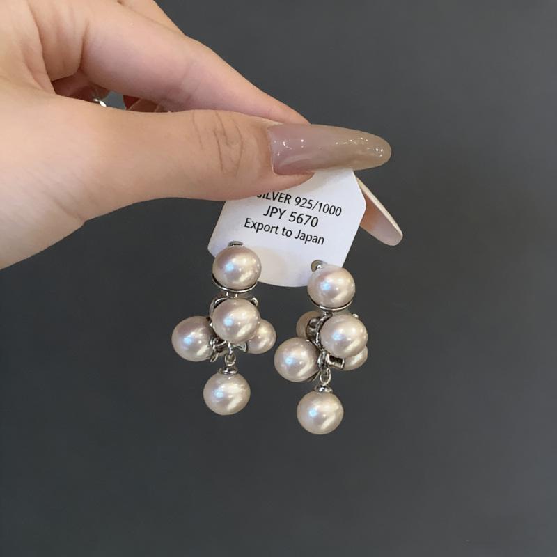 French Retro Royal Court Pearl Grape Earrings: Stylish High-End Studs with Unique Niche Design for Women