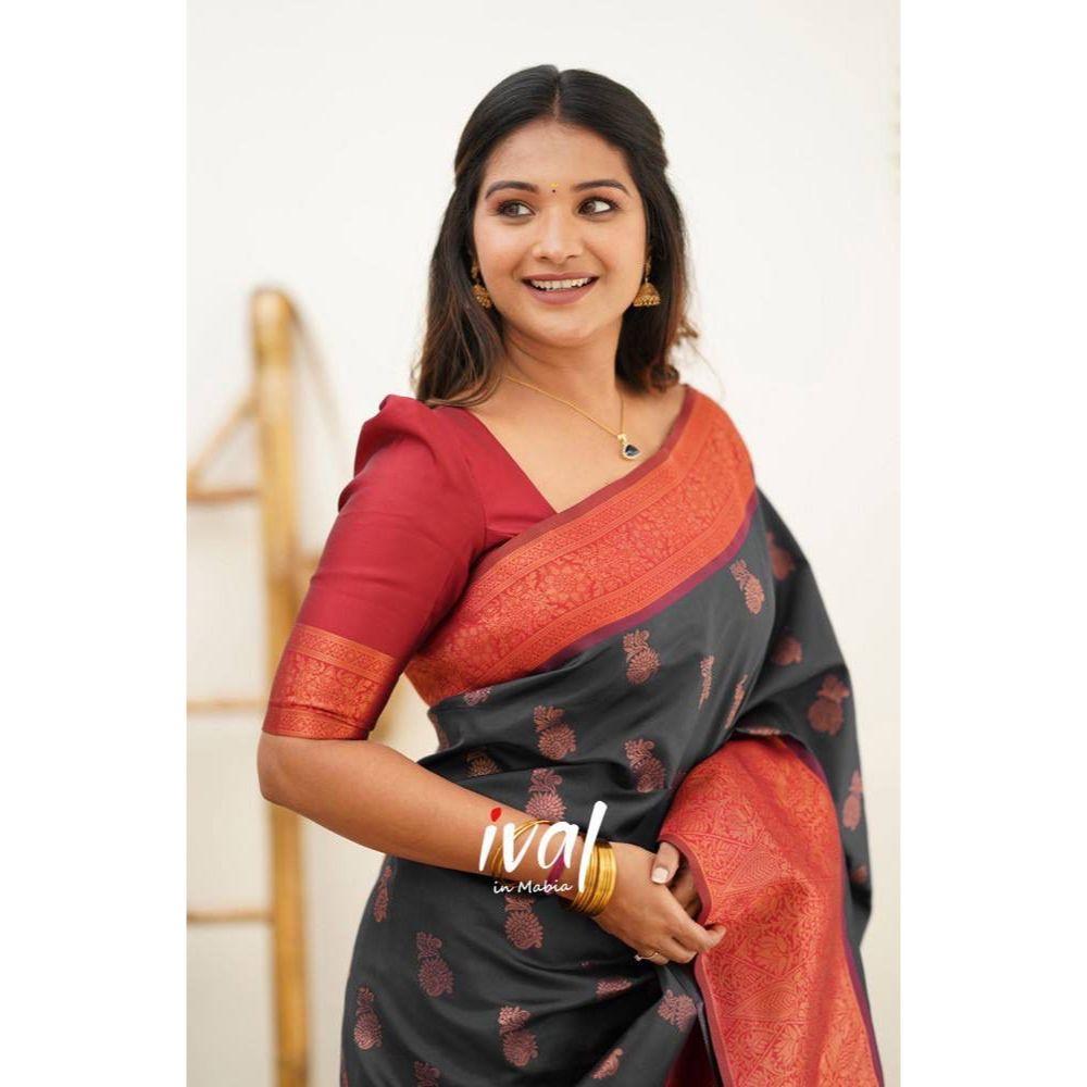 Dieser wunderschöne Saree ist elegant mit wunderschönem solidem Jacquard-Gewebe verziert, das dem Outfit einen perfekten Look verleiht.