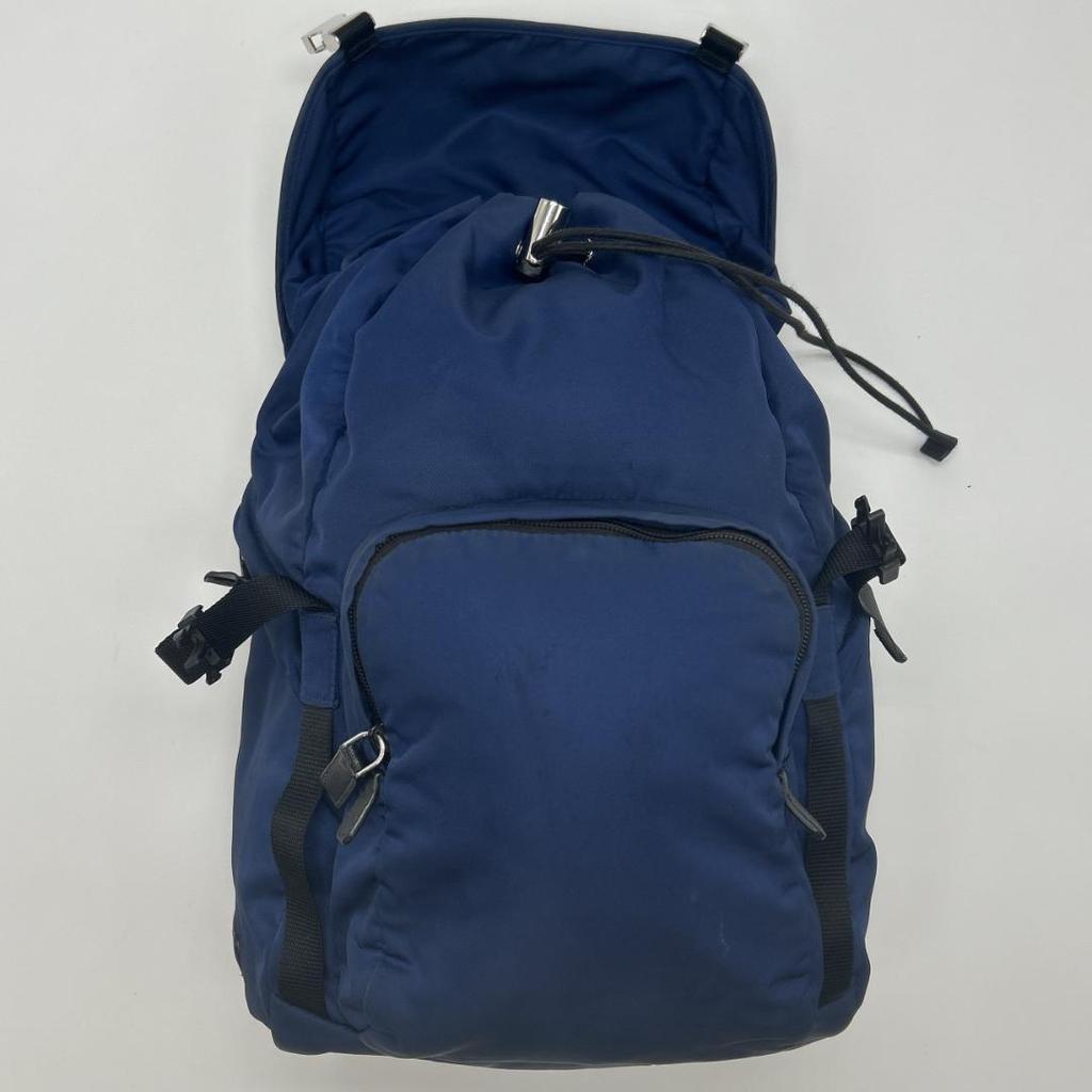 Prada 2VZ135 Stoff Rucksack Reisetasche mit Dreieckslogo Plakette Marine Schwarz Weiß Anhänger Inklusive Aufbewahrungsbeutel