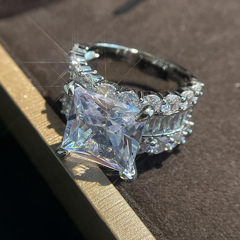 Eleganter versilberter Verlobungsring mit funkelndem Zirkonia - Perfekt für Verlobung oder Hochzeit, Symbol für Eleganz und Adel