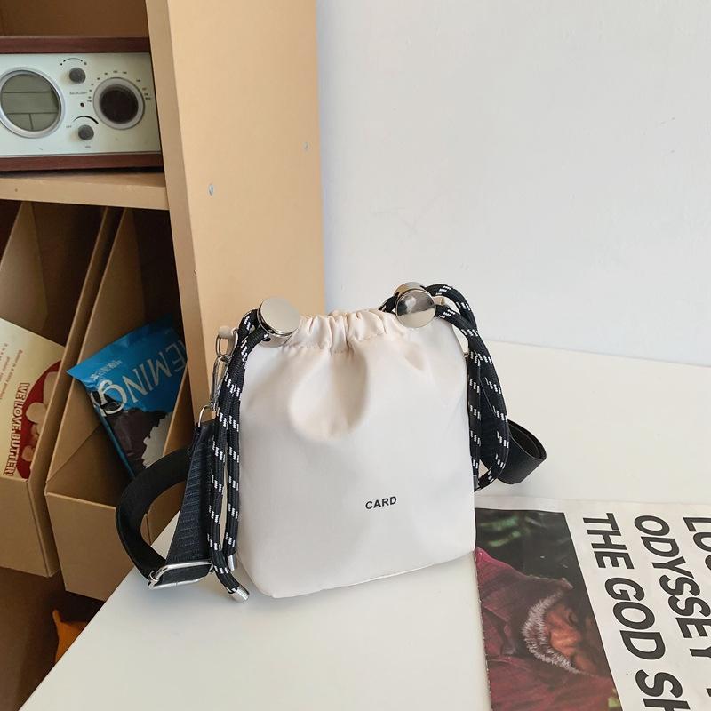 

Premium texture bucket bag 2025 new fashion versatile chain bag niche design fashion shoulder messenger bag 16*7*17 білий