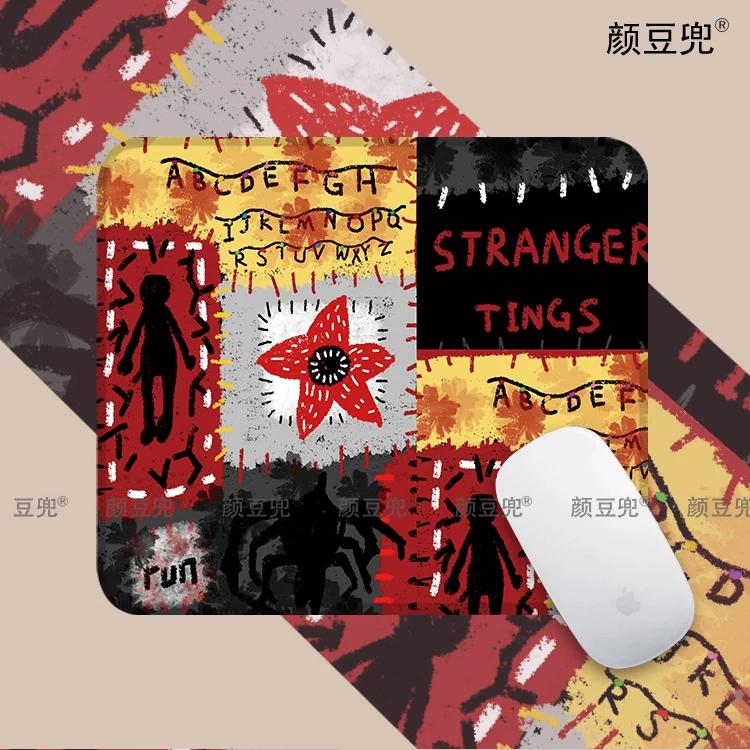 Kreativní Stranger Things Velká kožená podložka pod myš Kancelářská herní podložka na stůl Uzamykatelná hrana Protiskluzová vodotěsná podložka pod myš Podložka pod klávesnici Americká TV periferie