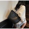 Large-capacity retro bag women's autumn and winter versatile new casual simple shoulder bag commuter tote bag