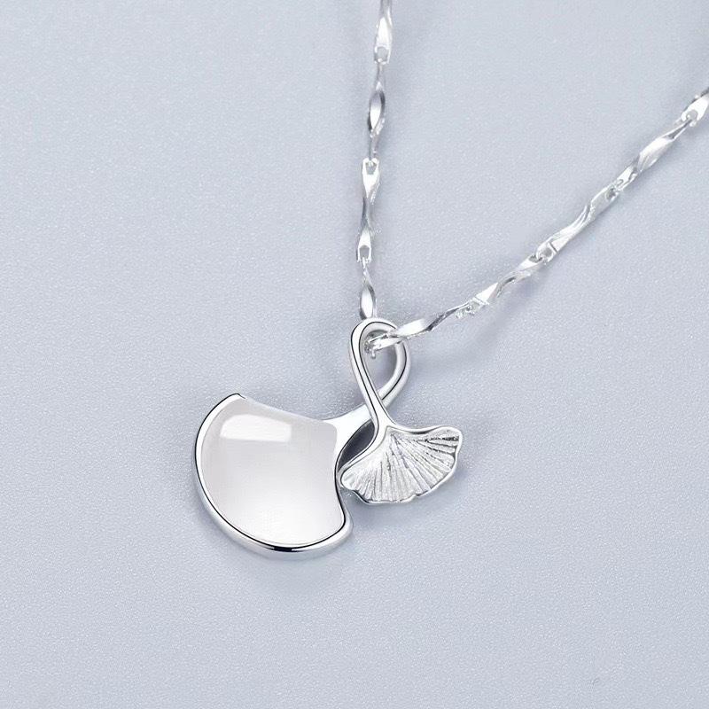 Sansheng Lucky Necklace Women's Apricot Leaf Pendant Platinum Simple Versatile Premium Design Clavicle Chain
