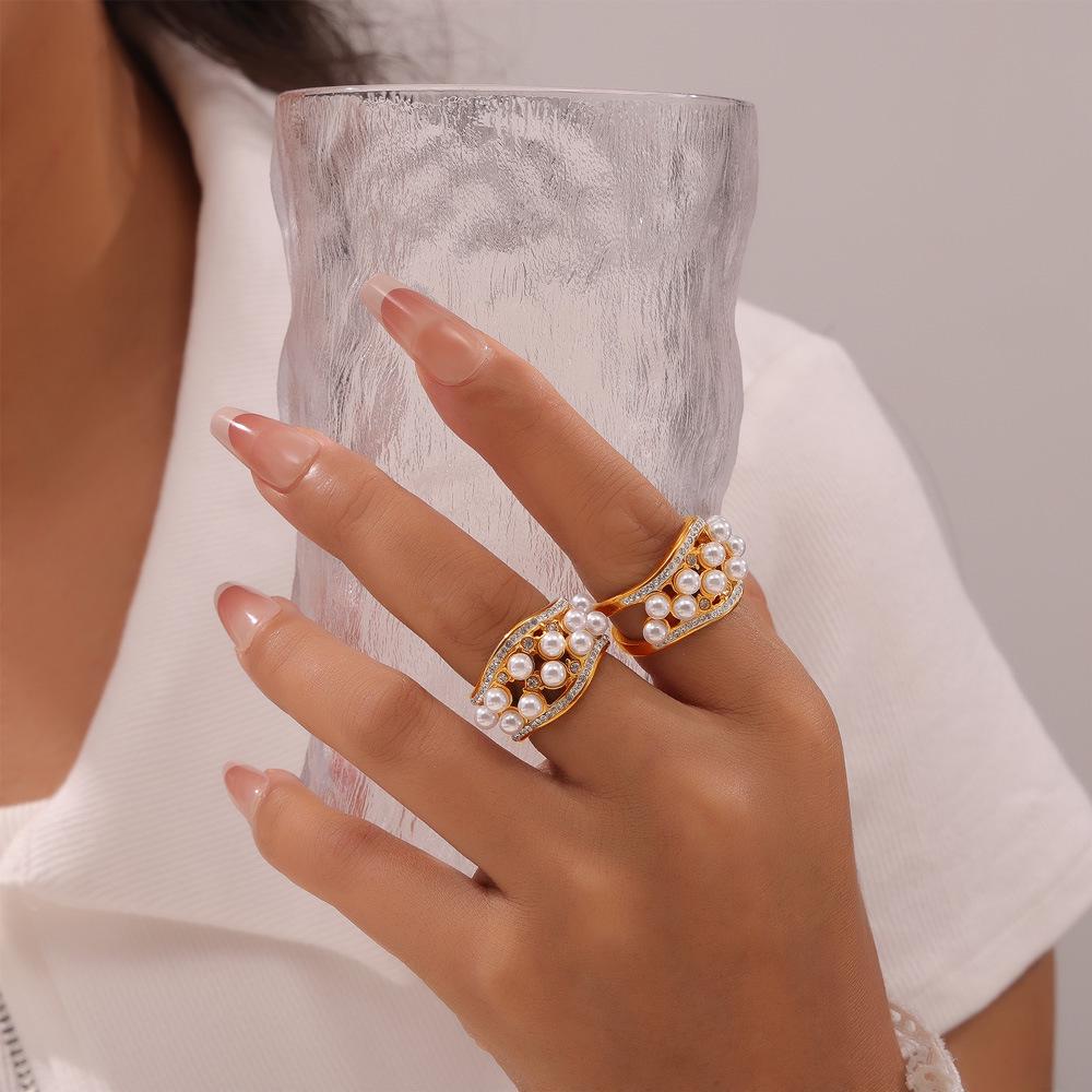 Korean-Japanese Style Zircon Shell Pearl Titanium Ring – Luxury, Trendy, Versatile Design
